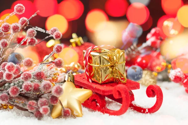 Weihnachtskarte. Weihnachtsmann-Schlitten, Goldgeschenk, rote Stechpalmbeeren — Stockfoto