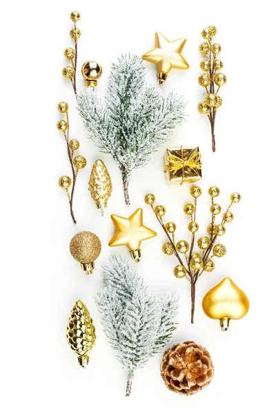Χριστουγεννιάτικη σύνθεση σε λευκό φόντο. Χρυσές διακοσμήσεις — Φωτογραφία Αρχείου
