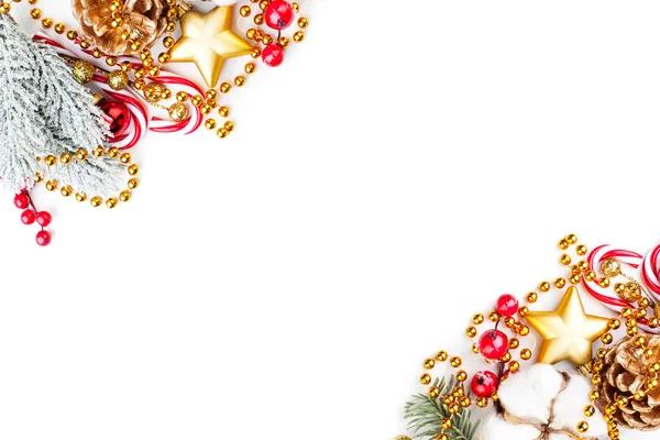 Новогодняя композиция с ягодами падуба, золотой гирляндой — стоковое фото