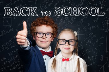 Tahta arka plandaki zeki çocuklar 