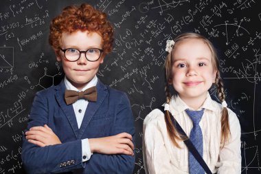 Sevimli okul çocuk portresi. Küçük kız ve erkek okul öğrencisi