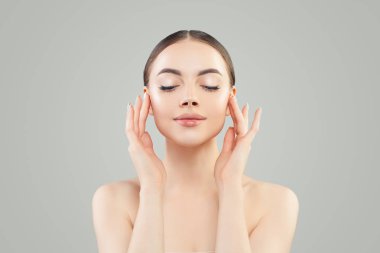 Güzel kadın yüzü. Temiz cilde sahip sağlıklı spa modeli