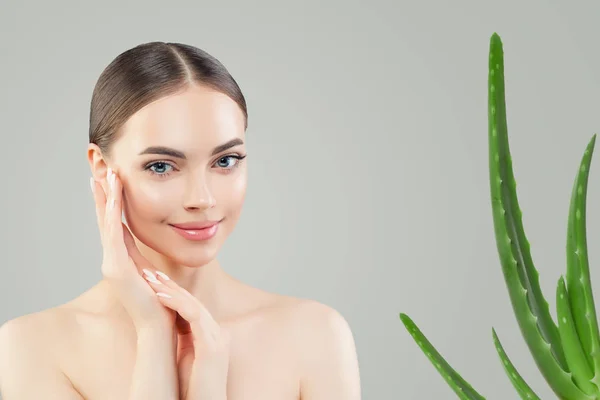Zdrowe kobiece twarz i i Aloe liści — Zdjęcie stockowe