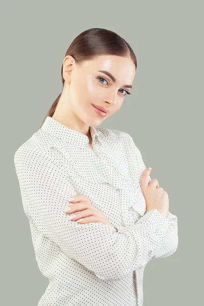 Retrato de mulher amigável. Empresária inteligente ou estudante em branco — Fotografia de Stock