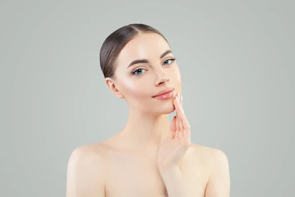 Bonita cara de mujer. Maquillaje natural, piel sana — Foto de Stock