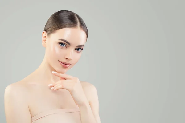 Retrato de mujer joven y bonita. Cuidado de la piel, cosmetología —  Fotos de Stock