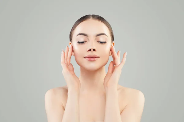 Bella faccia da donna. Modello spa sano con pelle chiara — Foto Stock