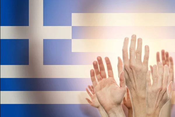 Pessoas levantando as mãos e bandeira Grécia no fundo . — Fotografia de Stock