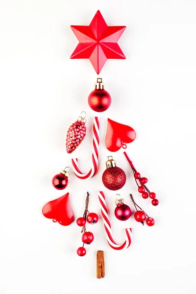 Composição de árvore de Natal vermelha em branco. Cartão mínimo — Fotografia de Stock