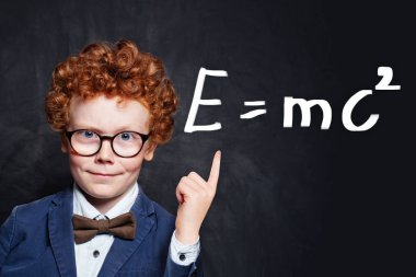 Tahta arka plan işaret emin çocuk öğrenci 