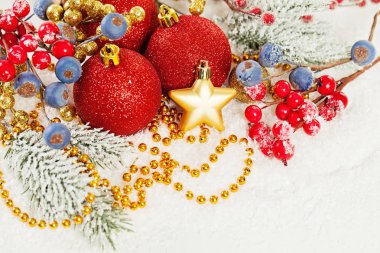 Xmas ağaç dalı ile Noel kompozisyon, kırmızı holly çilek