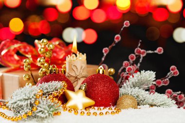 Yeşil Xmas ağacı ile Gece koyu Noel bokeh ışık arka plan