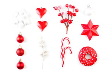 Kırmızı Noel süslemeleri beyaz izole. Kırmızı holly çilek