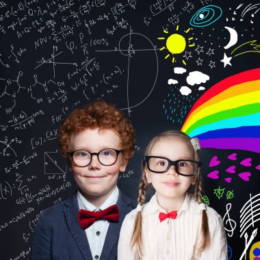 Sevimli çocuk portresi. Gülümseyen okul kız ve erkek tahtaüzerinde 