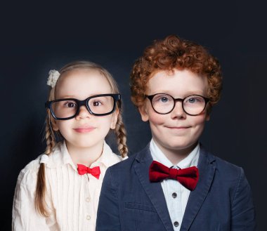 İki sevimli çocuk akıllı kız ve erkek portresi