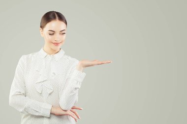 Kopya alanı ile boş açık el gösteren dost kadın