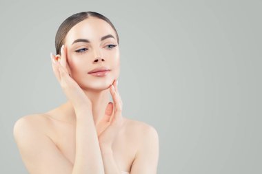 Genç sevimli kadın. Cilt bakımı, kozmetoloji ve anti-aging konsepti