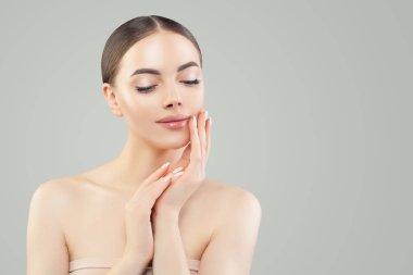 Berrak tenli güzel ve sağlıklı bir kadın. Skincare