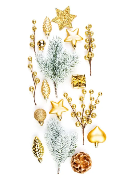 Composição de Natal de ouro com presente, bugigangas — Fotografia de Stock