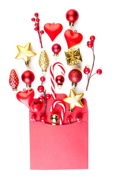 Kompozycja Świąteczna z czerwoną kopertą, pączka, gwiazdy, serce — Zdjęcie stockowe