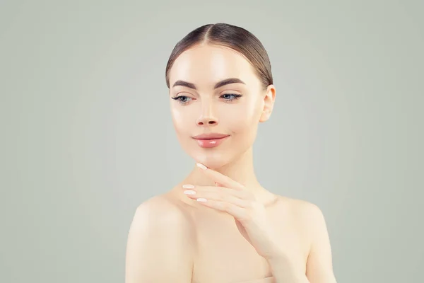 Schönes Gesicht. gesundes Model-Mädchen mit klarer Haut. — Stockfoto