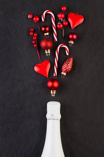 Garrafas de vinho espumante branco e decorações de Natal vermelho — Fotografia de Stock