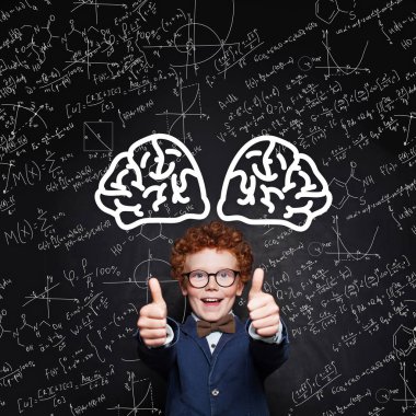 Sınavlarınasıl geçilir. Mutlu çocuk öğrenci portresi