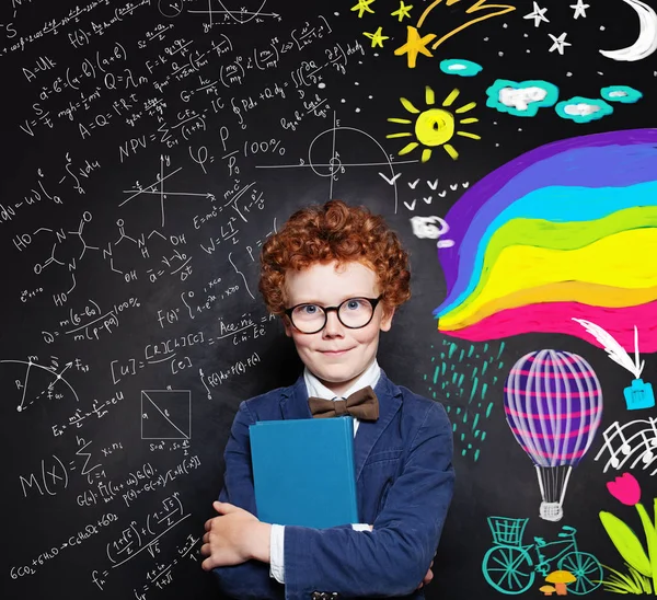 Redhead Kid jongen in glazen houden boek met lege cover — Stockfoto