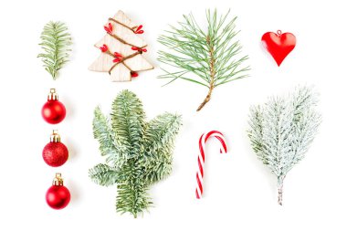 Noel kartı. Xmas ağacı, holly çilek, kırmızı baubles 