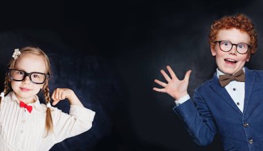 Kopya alanı ile kara tahta arka plan üzerinde Komik çocuk erkek ve kız