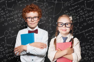 Okula geri dön. Sevimli çocuk portresi. Küçük kız ve erkek okulu 