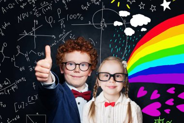 Kara tahta arka planda gülümseyen akıllı erkek ve kız 