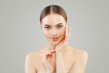 Kameraya bakan güzel bir kadın. Sağlıklı spa modeli kız