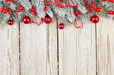 Kırmızı dondurulmuş holly çilek, baubles ve beyaz yeşil köknar dalı 