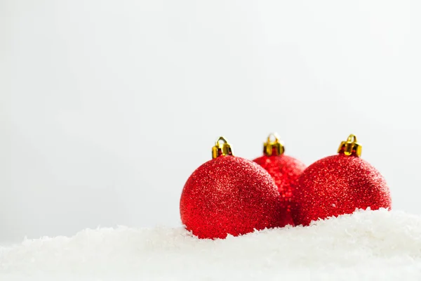Red glass balls on white snow background. Christmas composition — ストック写真