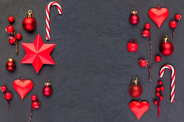 Fronteira de Natal em fundo preto. Composição de Natal vermelho — Fotografia de Stock