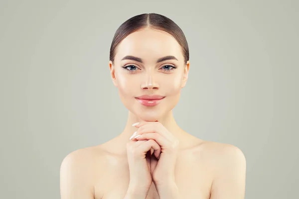 Belo retrato de mulher modelo. Menina saudável com pele clara — Fotografia de Stock