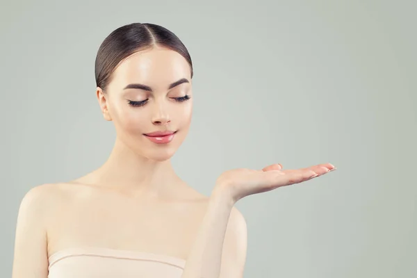 Schattige vrouw met lege Kopieer ruimte op de open hand — Stockfoto