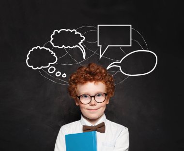 Kitap ve boş konuşma kabarcık bulutlar ile akıllı çocuk Portresi 