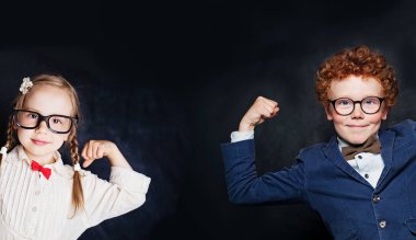 Başarılı küçük çocuk öğrenci tebeşir tahtası karşı eğleniyor