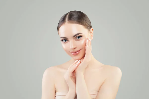 Uma jovem a sorrir. Skincare, cosmetologia e anti envelhecimento conceito — Fotografia de Stock