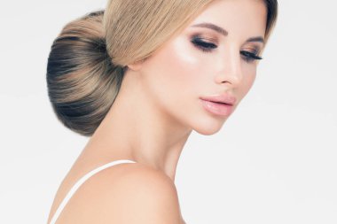 Mükemmel saç stili ile güzel bir kadın. Moda güzellik portre.