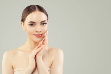 Berrak tenli sevimli spa modeli kadın. Skincare