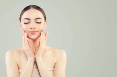 Berrak tenli ve manikür elleri ile güzel kadın yüz. Skincare