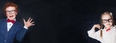 İki mutlu çocuk erkek ve kız tahta arka plan üzerinde 