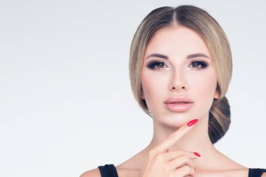 Mükemmel model kadın yakın çekim yüz. Updo saç kesimi ile Pretty kız 