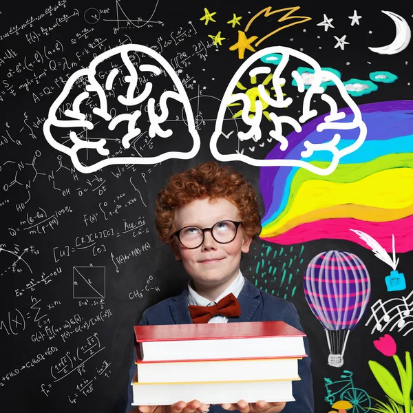 Kind in school uniform tegen Science formules en kunst patroon — Stockfoto