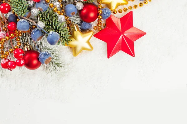 Kerst decoratie over witte sneeuw achtergrond — Stockfoto
