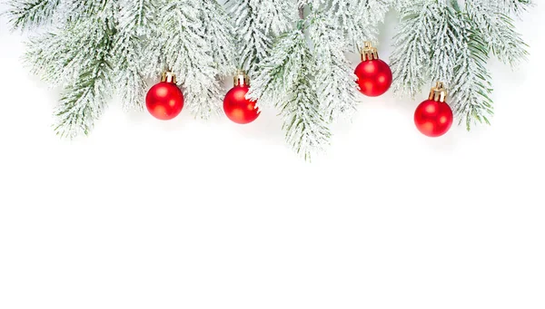 Groene FIR tak en rode glazen kerstballen geïsoleerd op wit — Stockfoto