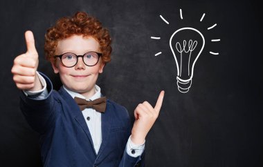 Tahta arka planda ampulü olan yakışıklı çocuk, fikir kavramı.